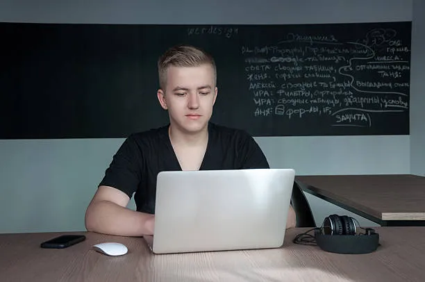 Студент IT-школы работает за ноутбуком